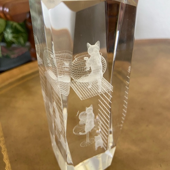 Vintage Tall Laser Etched 3D Crystal Glass Paperweight 3 Kittens Cats Playing 6" - Picture 6 of 9